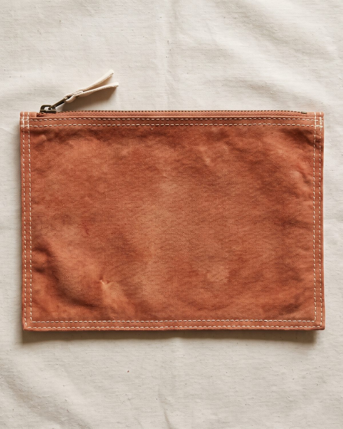 Pochette zippée en toile de coton teintée terracotta, coutures contrastées