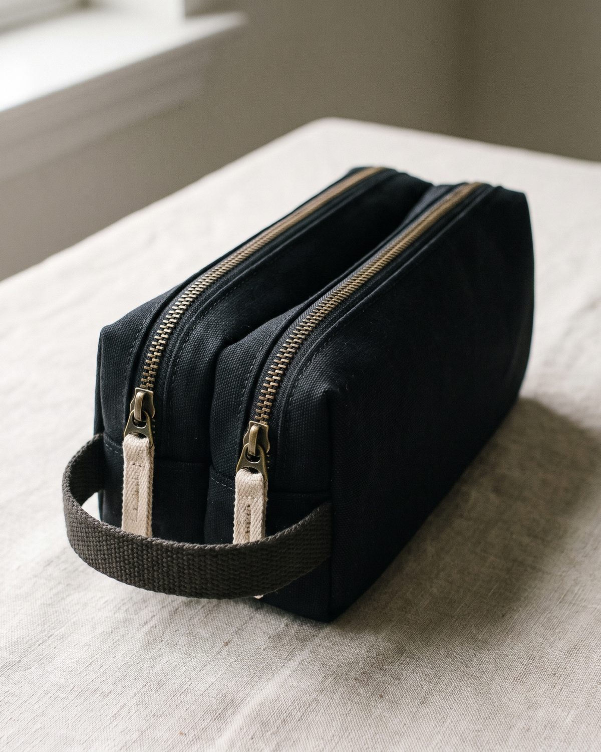 Trousse double en toile de coton noir encre, deux compartiments zippés dos à dos